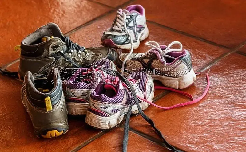 意昂3官网入口百度手机输入法2024 年夏季必备：洞洞鞋的时尚升级版
，黑色女式洞洞鞋